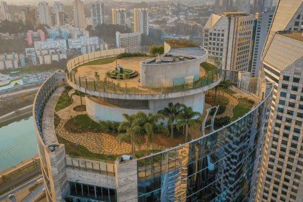 Hortas Verticais em Coberturas: Cuidados com a Radiação Solar Exagerada